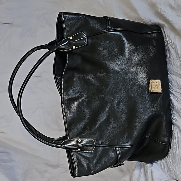 Dooney & Bourke Handbags - Dooney and Bourke Large Kristin tote in black pebbled leather